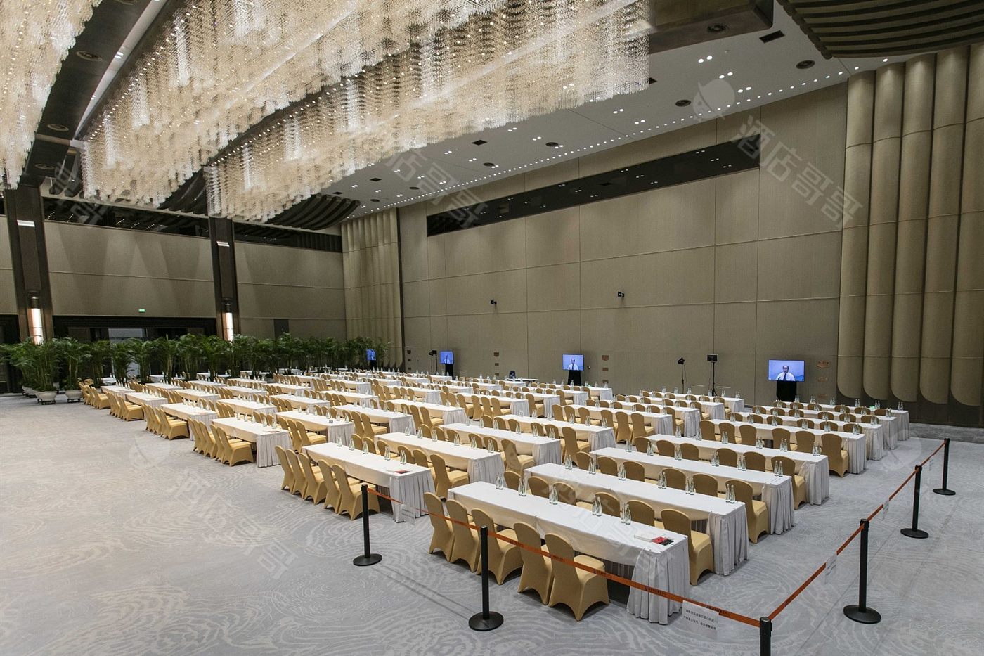 大型会议会展中心会场布置照片
