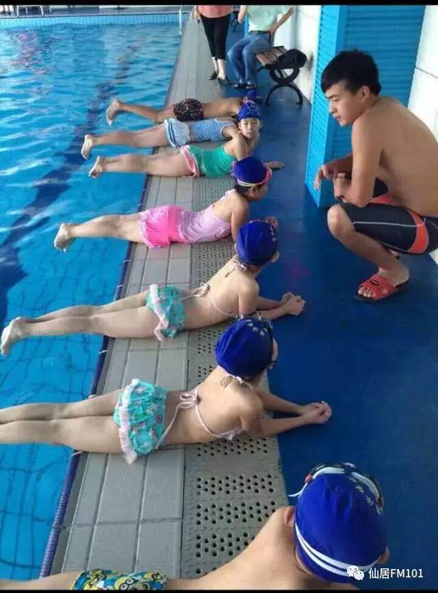 水上自救与防溺水教学培训现场照片